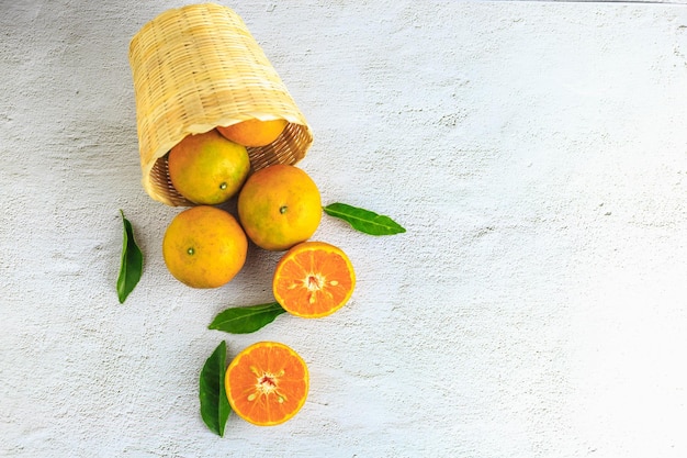 Vers sinaasappelfruit in de mand