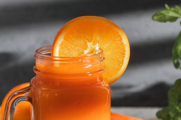Vers sinaasappelsap in een glas met een rietje