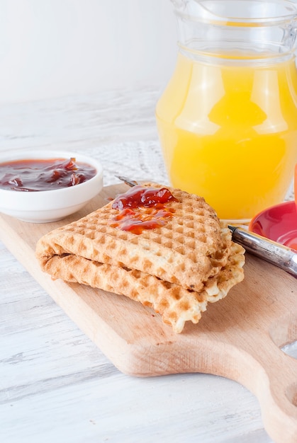 Vers smakelijk ontbijt met wafels