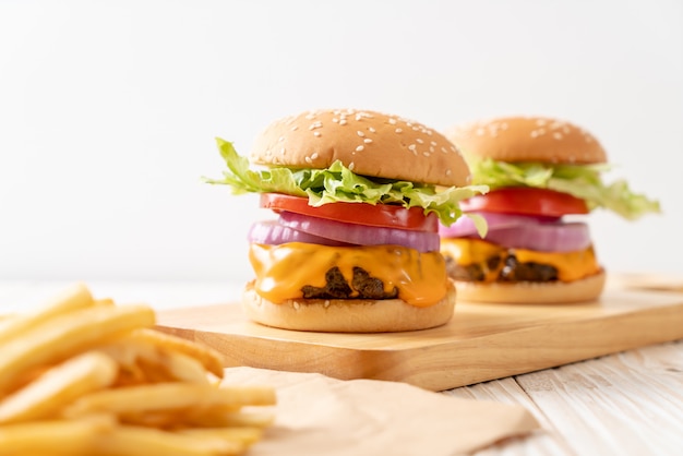 vers smakelijke rundvlees hamburger met kaas en frietjes