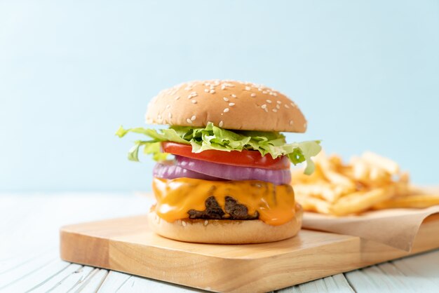 vers smakelijke rundvlees hamburger met kaas en frietjes