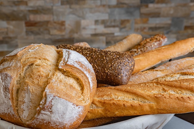 Vers stokbrood op mand