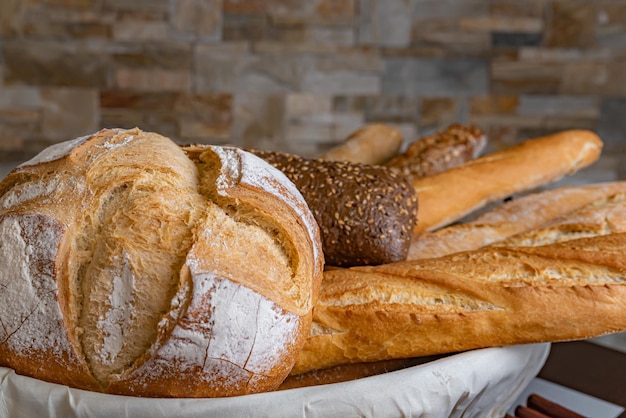 Vers stokbrood op mand