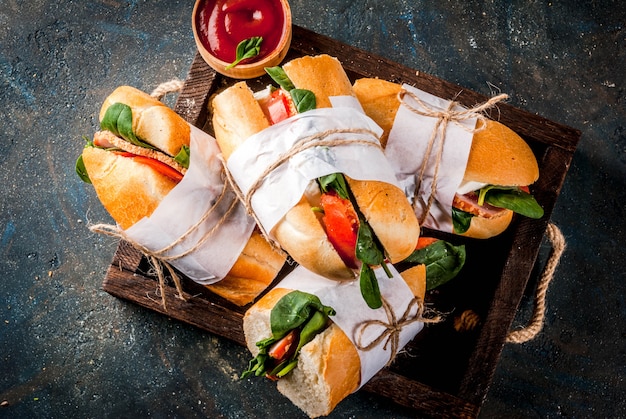 Vers stokbrood sandwich met spek, kaas, tomaten en spinazie