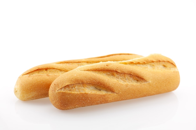 Vers stokbroodbrood dat op witte achtergrond wordt geïsoleerd.