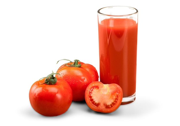 Vers tomatensap dat op witte achtergrond wordt geïsoleerd