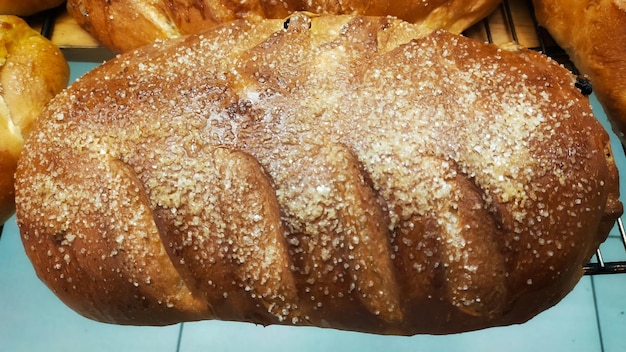 Foto vers uit de oven bruin brood met suikerstrooisel topping