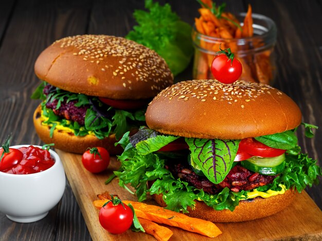 Vers vegan burger met bietenkoteletten, verse groente, gegrilde wortel, tomaten en kerriesaus