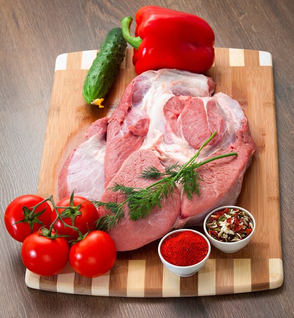 Vers vlees met groenten op een tafel