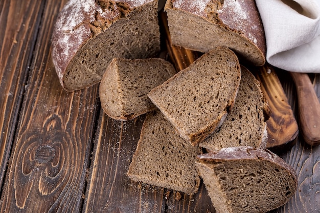 Vers warm brood in stukjes gesneden en op oude houten plank