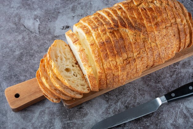 Vers wit brood op grijze cementachtergrond Bovenaanzicht