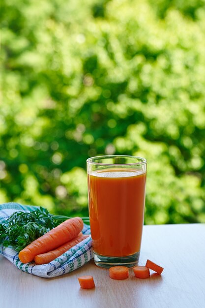 Vers wortelsap in een glas in de natuur