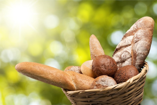 Vers zelfgebakken brood geïsoleerd op groene achtergrond