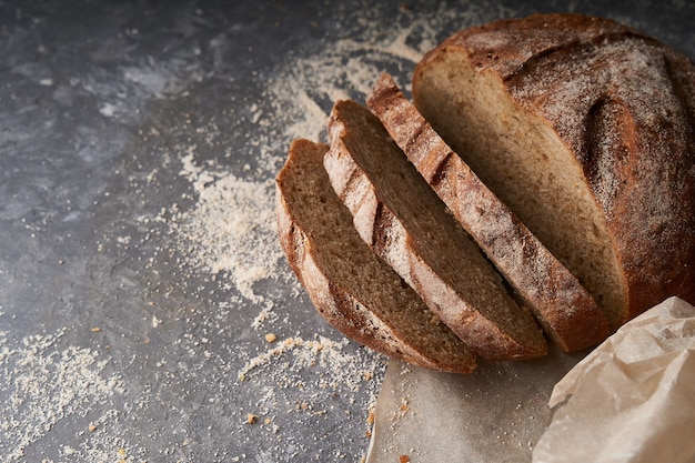 Vers zelfgebakken brood ,, glutenvrij grijs brood Kopieer de ruimte