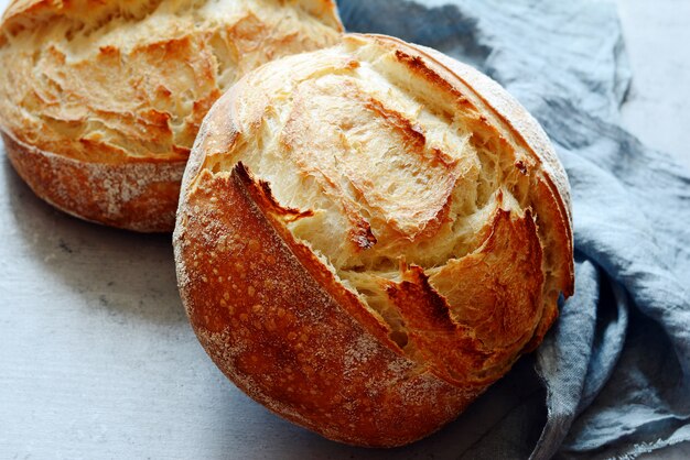 Vers zelfgebakken brood op een grijze achtergrond.