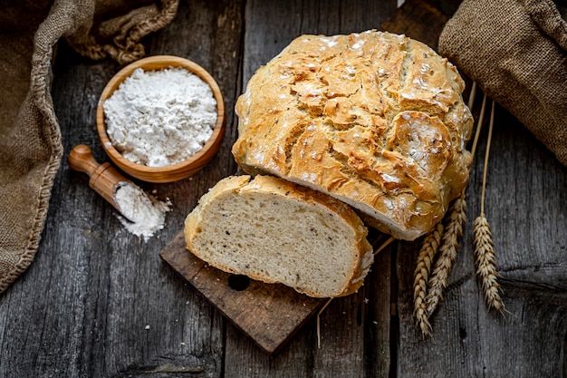 Vers zelfgebakken brood op een houten tafel