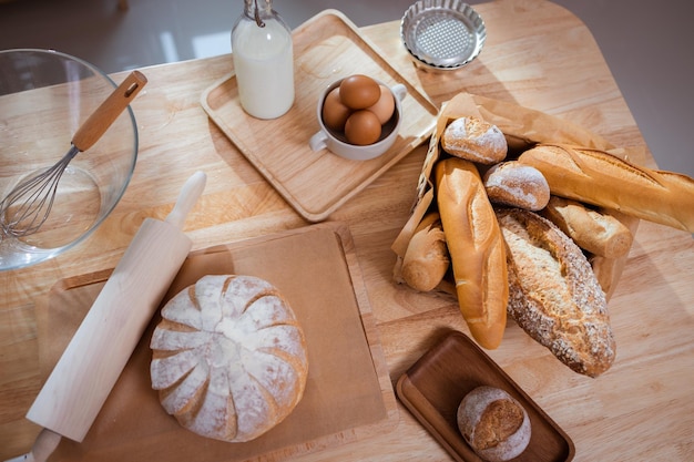 Vers zelfgebakken brood op een tafel in de keuken Bakkerij bakker brood