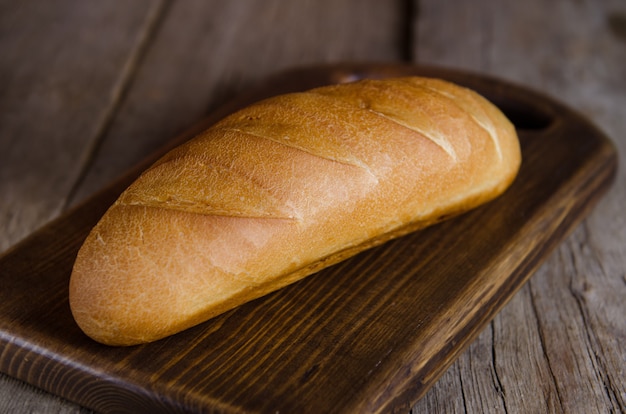 Vers zelfgebakken brood op houten tafel