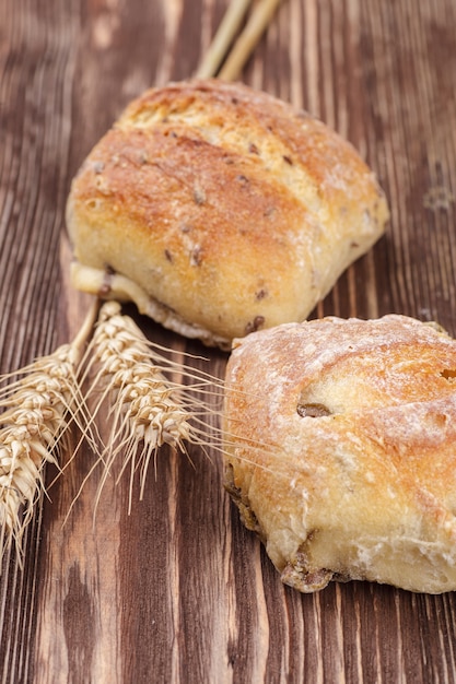 Vers zelfgebakken brood op houten tafel