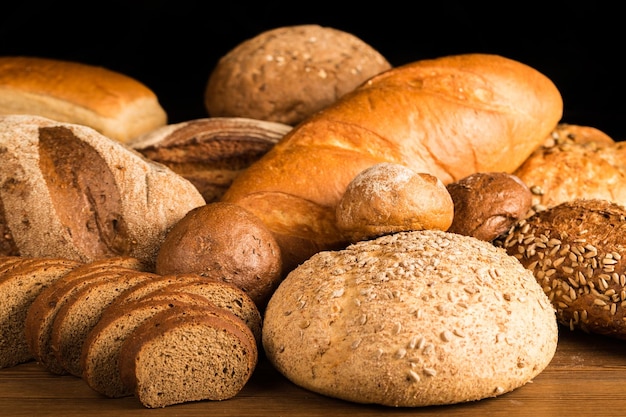 Foto vers zelfgebakken brood op houten tafel