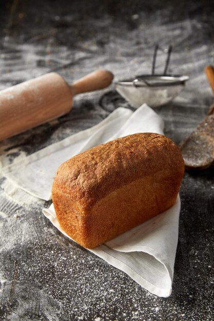 Vers zelfgebakken brood op tafel