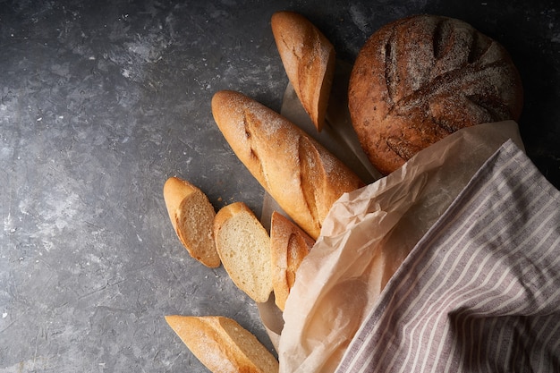 Vers zelfgebakken brood, stokbrood, glutenvrij grijs brood Kopieer ruimte