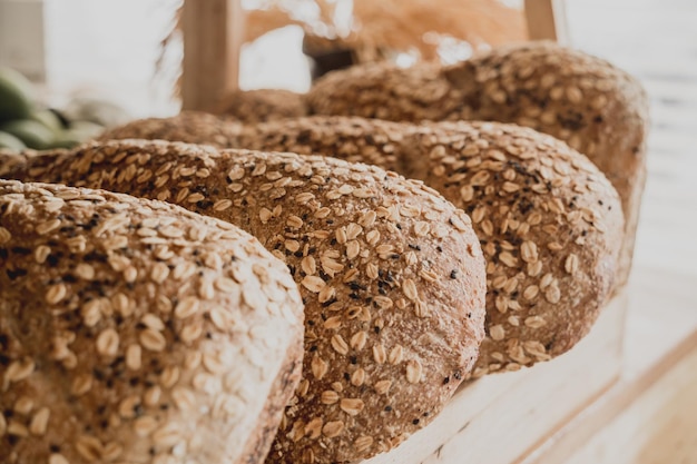 Vers zelfgebakken brood van volkorenmeel met de havermoutvlokken