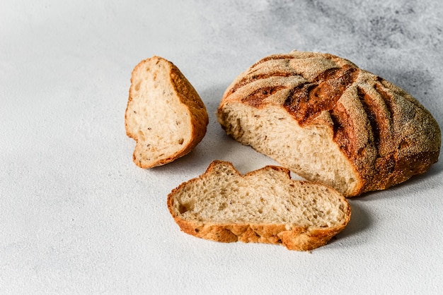 Vers zelfgemaakt boekweitbrood. gezond zuurdesembrood. achtergrond met plaats voor tekst.