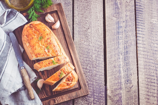 Vers zelfgemaakt gebakken lookbrood of stokbrood met kruiden.