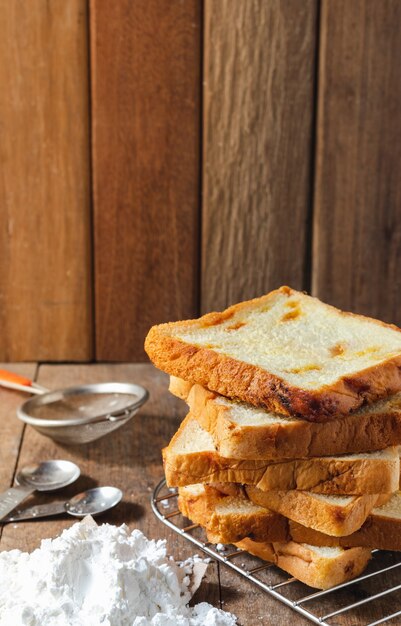 Vers zelfgemaakt gesneden brood gestapeld op houten tafel donkere textuur achtergrond en hebben Ingredients