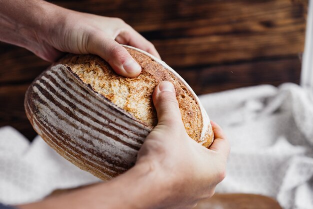 Foto vers zelfgemaakt gistvrij brood op een houten oppervlak