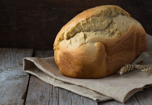 Vers zelfgemaakt knapperig brood op houten muur. Stokbrood op zuurdesem. Ongezuurd