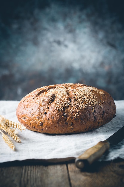 Vers zelfgemaakt knapperig brood op houten ondergrond. Stokbrood. Brood bij zuurdesem. Ongezuurd brood