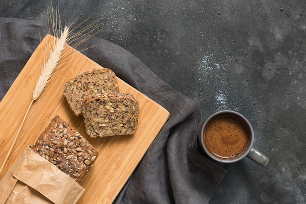 Vers zelfgemaakt roggebrood en koffie.