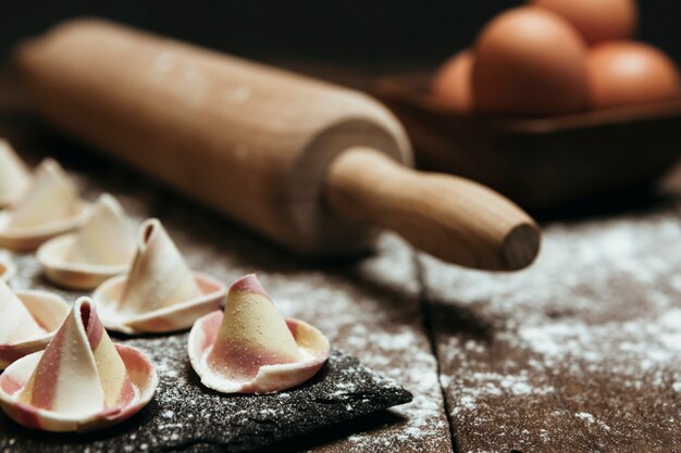 Vers zelfgemaakte pasta op een rustieke tafel