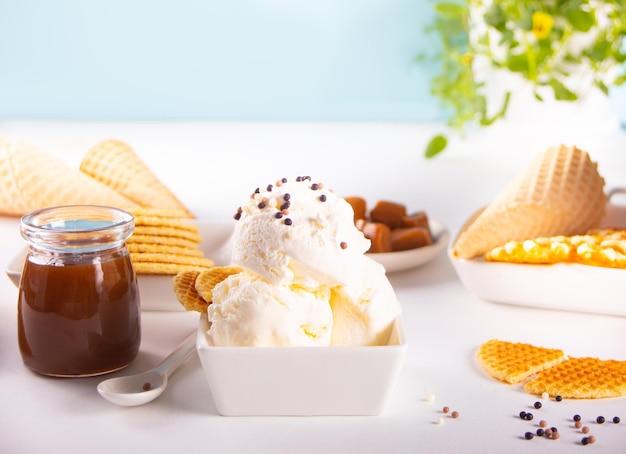 Vers zoet ijs met karamelsaus wafels kegels zomervoedselconcept