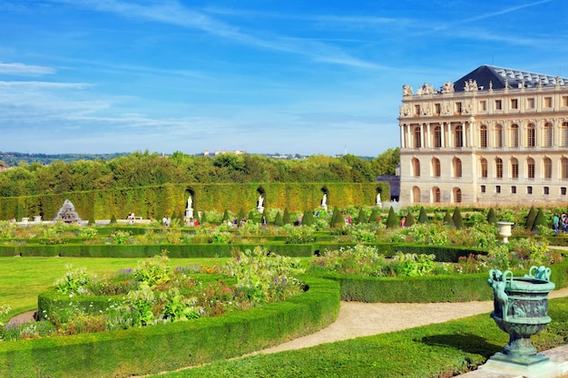 사진 베르사유 프랑스 - 9월 21일 아름다운 정원 베르사유, 프랑스 2013년 9월 21일. 베르사유 궁전은 프랑스에서 가장 아름다운 왕궁이자 단어였습니다.