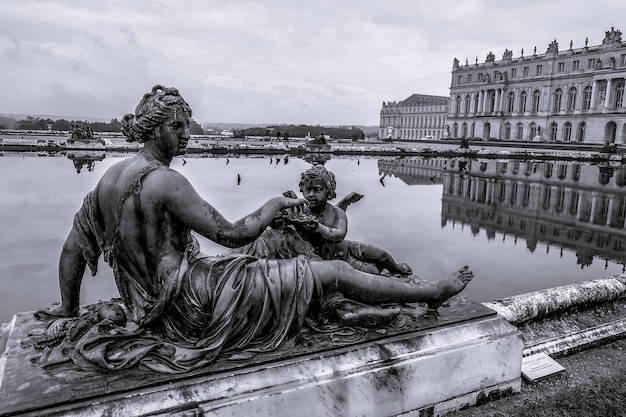 Версаль, Франция, 26 сентября 2017 г. Черно-белая скульптура в Версальском дворце.