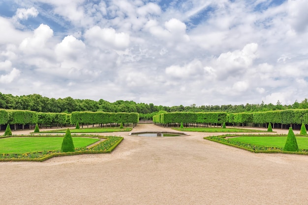 VERSAILLES FRANKRIJK 02 JULI 2016 Grand Trianon-tuinen zijn beroemde tuinen in Franse stijl "gevuld met allerlei soorten oranjebloesem groene struiken