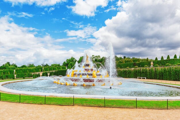 VERSAILLES FRANKRIJK 02 JULI 2016 Latona Fountain Pool tegenover het hoofdgebouw van het paleis van Versailles gecreëerd door SunKing Louis XIV France