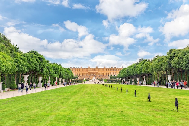 VERSAILLES FRANKRIJK 02 JULI 2016 Prachtige tuin in een beroemd paleis van Versailles Chateau de Versailles Frankrijk