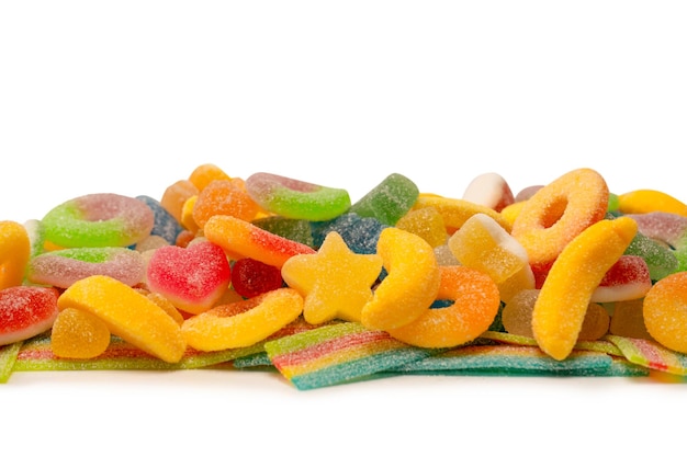 Foto verscheiden gummy snoepjes geïsoleerd op een witte achtergrond top view jelly snoepjes