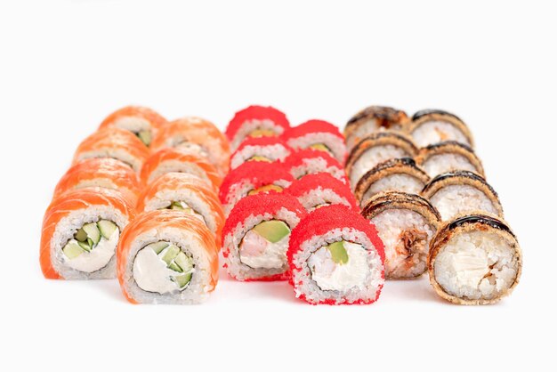 Foto verscheiden japanse sushi roll set op witte achtergrond sushi menu japanse keuken restaurant sushi rolls set close up selectieve focus