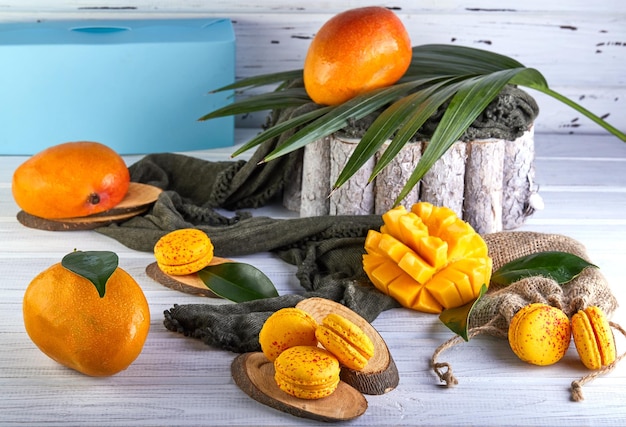 Verscheiden natuurlijke voedingsmiddelen zoals mango's en macarons op een tafel