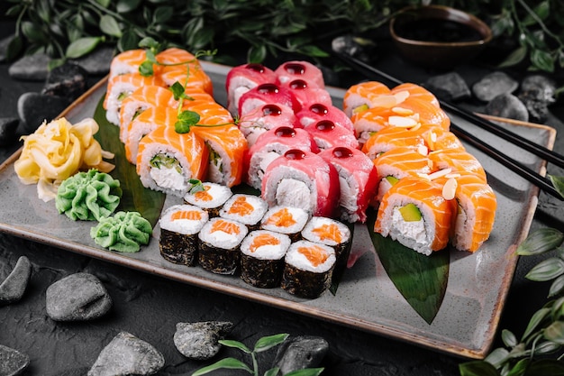 Verscheiden sushi schotel op donkere stenen achtergrond