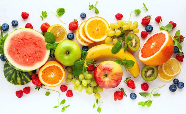 Verscheiden vers fruit en bessen op witte achtergrond schoon eten gezond leven bovenkant