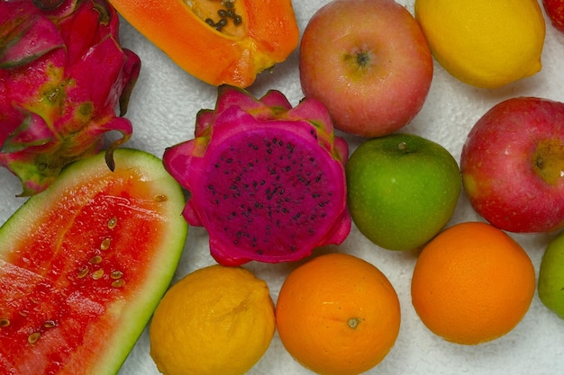 Verscheiden vers fruit op witte achtergrond Gezond eten vul het frame Buahbuahan