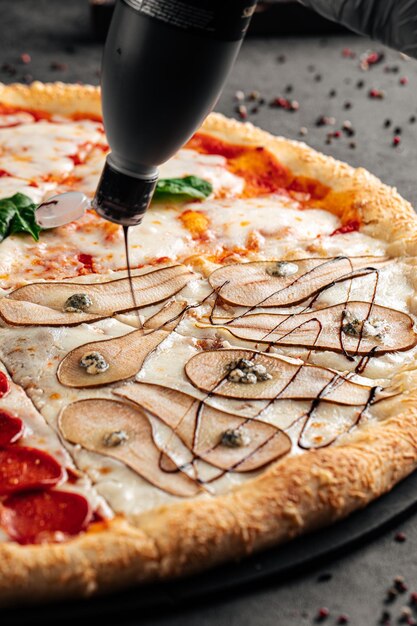 Foto verscheiden vier seizoenen pizza variëteit van toppings