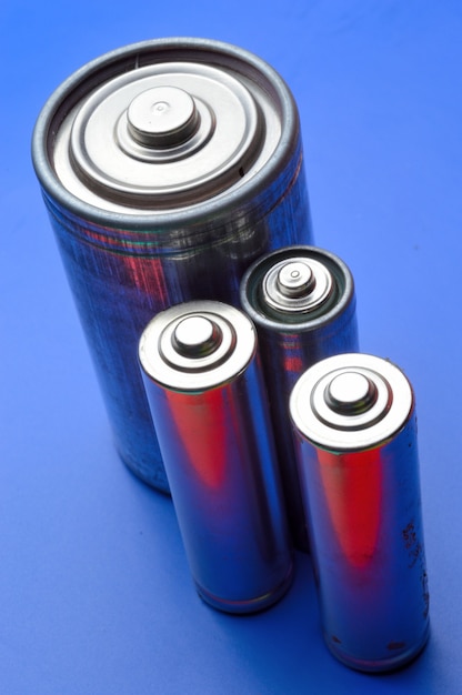 Verscheidene verschillende batterijen op een blauwe achtergrond. detailopname.