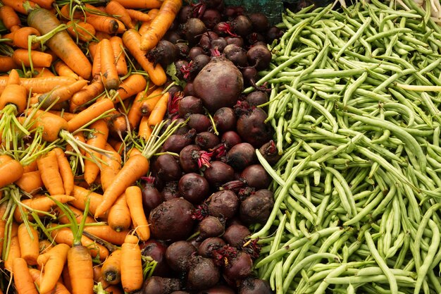 Verscheidene verse groenten kool peper aubergine op de markt lokale voedsel landbouw